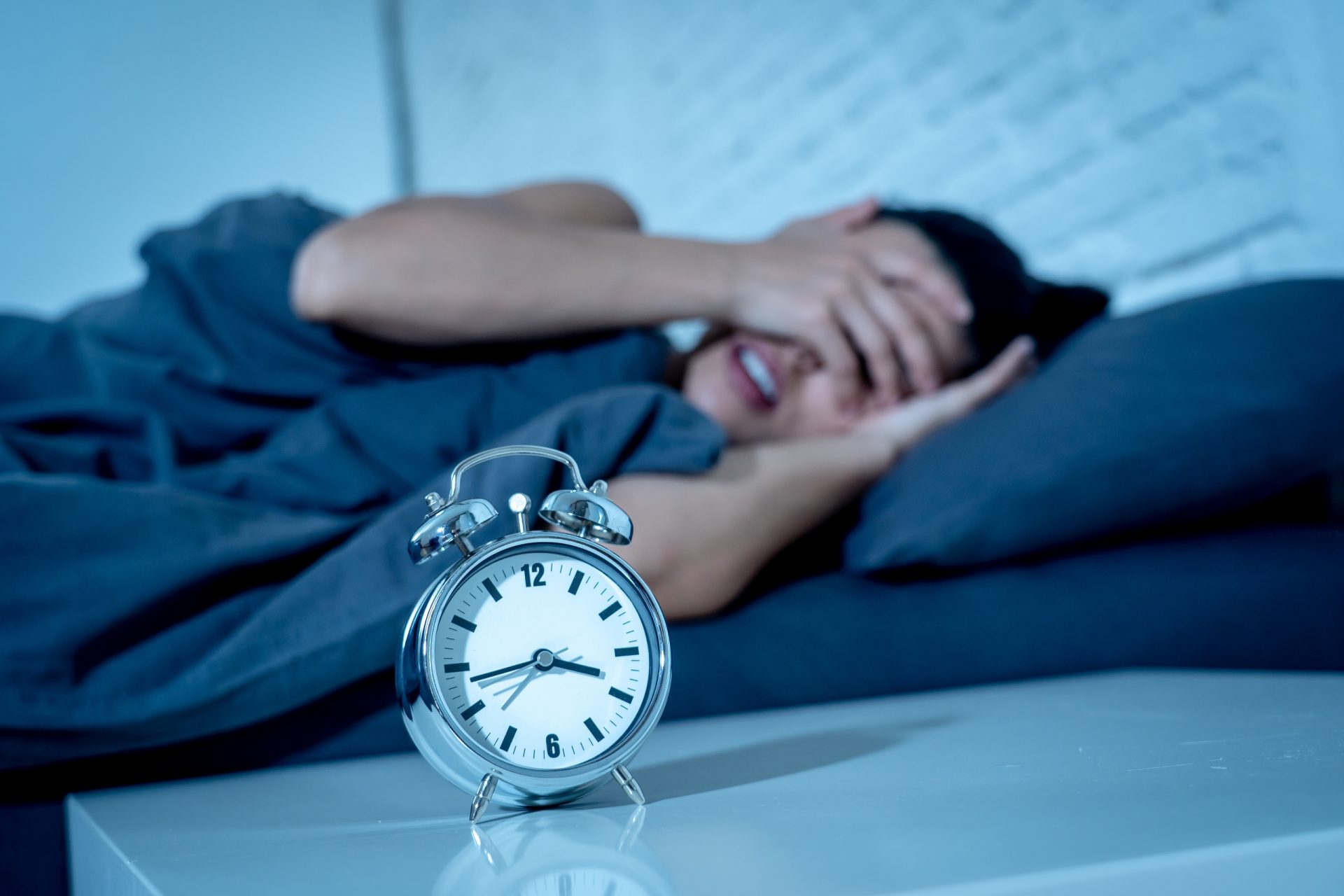 一天要睡够8小时才算合格？判断是否睡得香，主要参考这2个因素|睡眠|身体|睡得好_新浪新闻